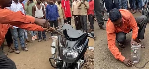 येवला : दुचाकीतून कोब्रा नागाला सुखरूपपणे बाहेर काढताना सर्पमित्र दीपक सोनवणे. (छाया: अविनाश पाटील)