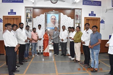 देवळाली कॅम्प: एसव्हीकेटी महाविद्यालयाचे माजी विद्यार्थी हभप कांचनताई उकार्डे, हभप निलेश महाराज गाढवे तसेच संग्राम करंजकर यांचा सत्कार करताना प्राचार्य डॉ.एस. एस. काळे. समवेत विलास धुर्जड, खंडेराव मेढे, वैभव पाळदे, गजीराम मुठाळ आदी. 