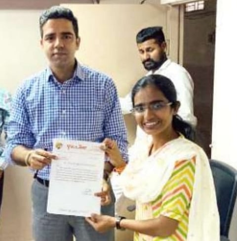 पिंपळनेर : जिल्हाधिकारी जलज शर्मा यांना निवेदन देताना युवासेनेच्या विस्तारक प्रियंका जोशी.