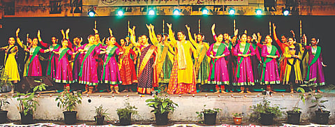 नाशिक : रचना ट्रस्ट आणि कीर्ती कलामंदिर यांच्या संयुक्त विद्यमाने आयोजित नृत्यानुनाद कार्यक्रमात नृत्य सादर करताना नृत्यांगना.