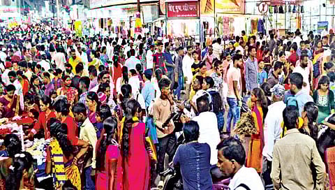 कोल्हापूर : धनत्रयोदशीला उदंड खरेदी; बाजारपेठेत मध्यरात्रीही गर्दी