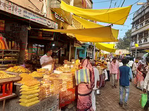 नांदगाव : दिवाळी सणानिमित्त नांदगाव येथील साहित्याने बहरलेली बाजार पेठ. (छाया: सचिन बैरागी)