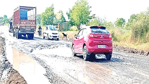 औरंगाबाद : काय तो खड्डा…काय तो महामार्ग…समदं खड्डेमय