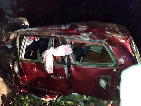 मुंबईच्या पूर्व द्रुतगती महामार्गावर कार झाडावर आदळून दोघांचा मृत्यू