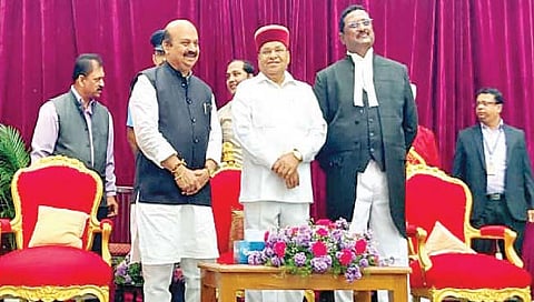 मुख्य न्यायमूर्ती वराळे शपथबद्ध