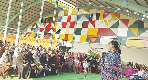 मालेगाव : महिला संघटनांतर्फे आयोजित कार्यक्रमात बोलताना माजी शिक्षणमंत्री फौजिया खान.