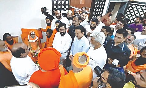 त्र्यंबकेश्वर : सागरानंद सरस्वती महाराजांचे अंत्यदर्शन घेताना मुख्यमंत्री एकनाथ शिंदे, पालकमंत्री दादा भुसे,  ना. गिरीश महाजन व साधू-महंत. (छाया : देवयानी ढोन्नर)