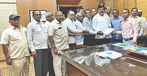 नाशिक : जिल्हाधिकारी गंगाथरन डी. यांना निवेदन देताना सुधाकर बडगुजर. समवेत सेवानिवृत्त अधिकारी व कर्मचारी.