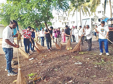 नाशिक : गांधी जयंतीनिमित्त आयोजित स्वच्छता मोहिमेत सहभागी झालेेले मनपा अधिकारी आणि कर्मचारी.