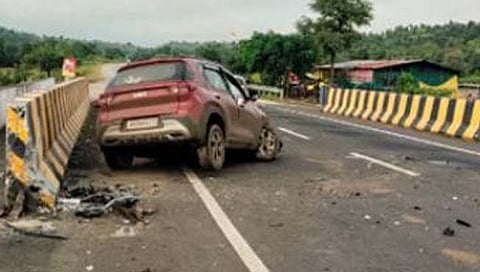 बुलढाणा : पुलाच्या कठड्याला कार धडकून २ ठार, ३ जखमी