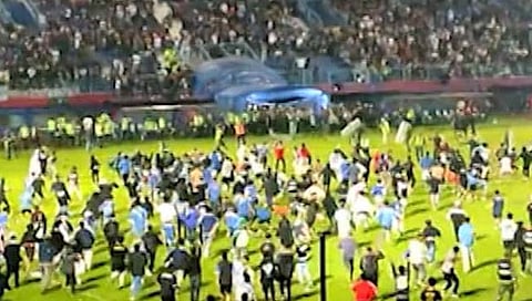 Indonesia : फुटबॉल सामन्यावेळी मैदानावर चाहत्यांचा ‘राडा’; हिंसाचारात १२७ जणांचा मृत्यू