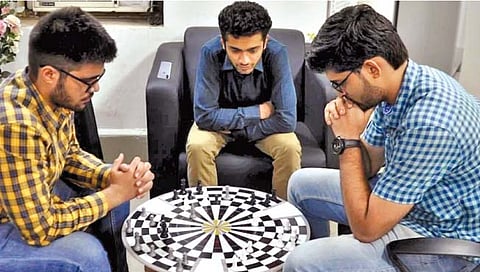 आता बुद्धिबळाचा खेळ तिघेजण खेळू शकतील!