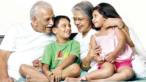 आजी-आजोबांसमवेत वेळ घालवणे मुलांसाठी लाभदायक