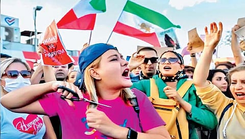 इराणमध्ये आता शाळकरी मुस्लिम मुलींचाही हिजाबला जोरदार विरोध