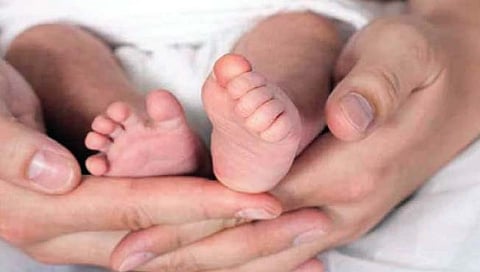 नाशिक जिल्हा रुग्णालयाच्या प्रवेशद्वाराजवळ रिक्षातच महिलेची प्रसूती