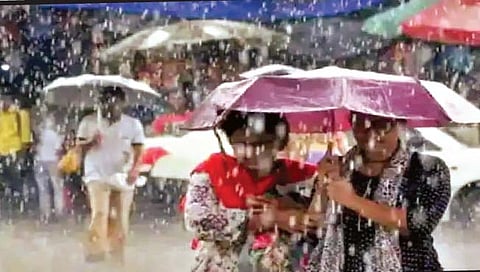 ऑक्टोबरमध्येही का पडतो आहे पाऊस?