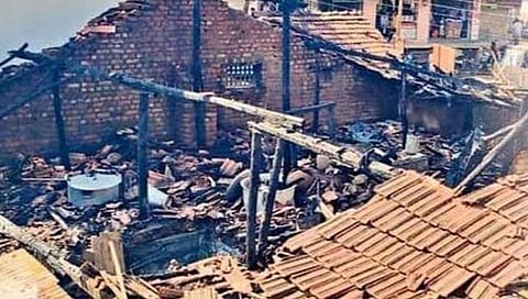 नाशिक : पिंपळनेरमध्ये ६ घरे जळून खाक; लाखोंचे नुकसान