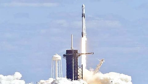 रशियन अंतराळवीरासह ‘स्पेस एक्स’चे यान रवाना