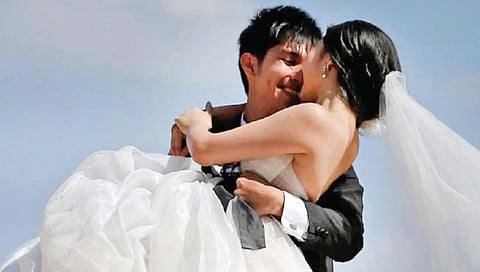 चीन मध्ये नवदाम्पत्यांना विचारले जातेय मूल कधी होणार? काय आहे कारण? वाचा..