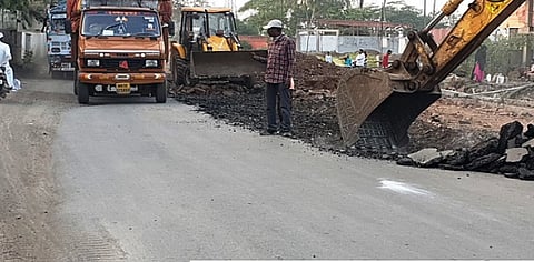 टाकळी हाजी : रस्ता कामात ठेकेदाराचा आडमुठेपणा; प्रवाशांना करावा लागतोय वाहतूक कोंडीचा सामना