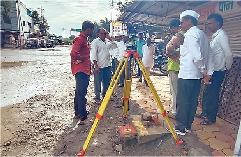 पारगाव सा. मा. (ता. दौंड) येथे रस्त्यावर सुरू असलेले सर्व्हेचे कामकाज. 