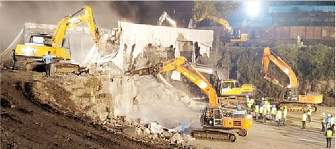 स्फोटानंतर पुलाचा राहिलेला भाग एक्सेव्हेटरच्या सहाय्याने हटविण्यात आला. 