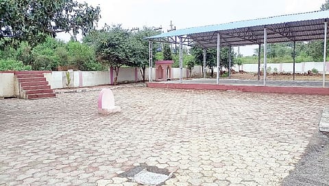 स्मशानभूमी परिसरात लोकसहभागातून बसवलेले पेव्हिंग ब्लॉक. 