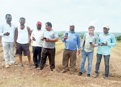 दावडी येथे महसूल विभागाद्वारे ई-पीक पाहणीस सुरुवात झाली.