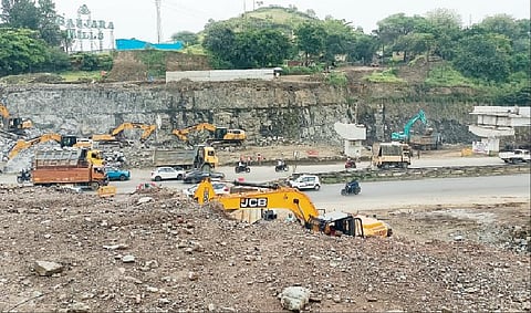 चल मारू धडक, उभा फोडू खडक  या पद्धतीने चांदणी चौकात नियंत्रित स्फोटाच्या साह्याने खडक फोडल्यानंतर तेथून दगड उचलण्यासाठी मोठी यंत्रसामग्री वापरण्यात येत आहे. 