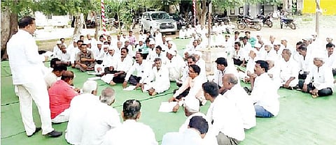 गोतोंडी येथे गोतोंडी विकास सोसायटीच्या वार्षिक सभेत अहवाल वाचन करताना सचिव मारुती नलवडे. 