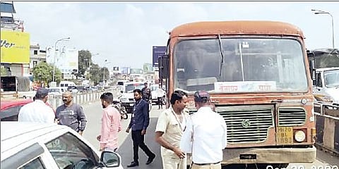 बीआरटीत घुसखोरी केलेल्या वाहनांवर कारवाई करताना पीएमपीचे अधिकारी आणि वाहतूक पोलिस.