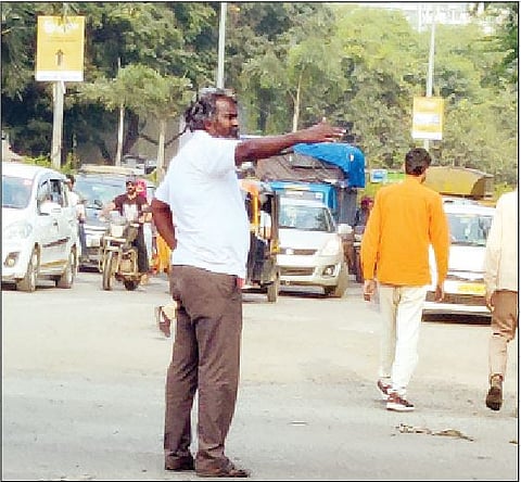 मुंढव्यात वाहतूक नियमन करताना प्रताप दगडे