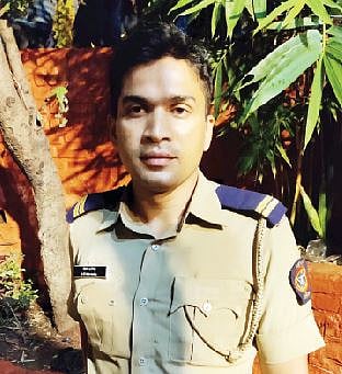 कौतुकास्पद! मंदिर रांगेत ‘खाकी’तील माणुसकीचे दर्शन