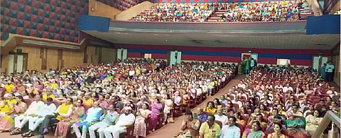 रसिकांची उदंड गर्दी... श्रीधर फडके यांनी सादर केलेल्या गीतांची पर्वणीच पाडव्याच्या दिवशी दै. ‘पुढारी’ने पुणेकरांना उपलब्ध करून दिल्याने रसिक श्रोत्यांनी या कार्यक्रमाला पहाटे 5.30 वाजेपासूनच गर्दी केली होती.