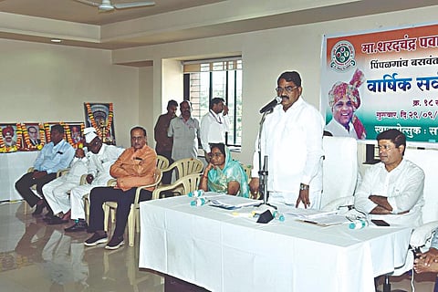 पिंपळगाव बसवंत: बाजार समितीच्या वार्षिक सर्वसाधारण सभेत अध्यक्षस्थानावरून बोलताना आ. सभापती दिलीप बनकर.