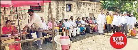 सांगवीत रेशनिंग दुकानासमोर लागलेली रांग. (छाया : अनिल तावरे)