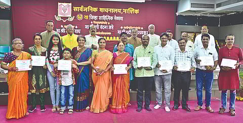 नाशिक : सार्वजनिक वाचनालयातर्फे आयोजित 53 व्या जिल्हा साहित्यिक मेळाव्यात सत्कारार्थींसमवेत मान्यवर साहित्यिक. (छाया : रुद्र फोटो)