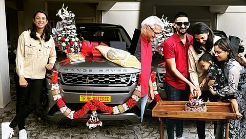 Smriti Mandhana New Car : दिवाळीच्या शुभ मुहुर्तावर स्मृती मानधनाने खरेदी केली नवी रेंज रोव्हर कार