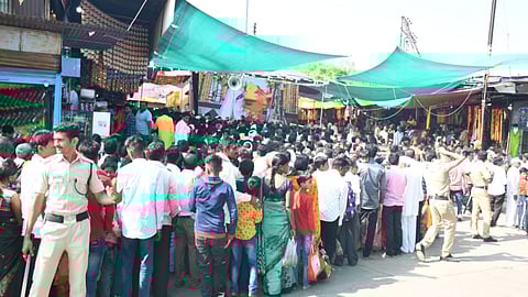 नांदेड : माहूरगडावर रेणूका भक्तांची अलोट गर्दी