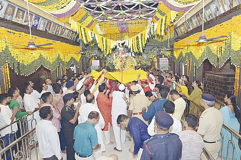 शिर्डी : दहीहंडीने साईबाबा पुण्यतिथी उत्सवाची सांगता; दसरा महोत्सवास भाविकांची मांदियाळी