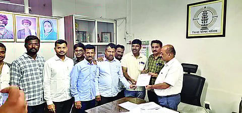 नाशिक : जिल्हा परिषदेत अधिकार्‍यास निवेदन सादर करताना महाराष्ट्र इंजिनिअर्स असोसिएशन (सुशिक्षित बेरोजगार संघटना)चे पदाधिकारी.