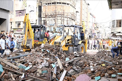 अमरावतीमध्‍ये इमारत कोसळून ५ ठार, एक गंभीर : ढिगार्‍याखाली दबलेल्यांना बाहेर काढण्यास ३ ते ४ तासांनी यश