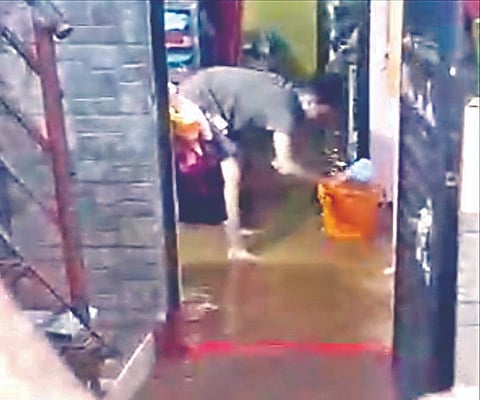 सिडको : स्वामी विवेकानंद नगरात घरात शिरलेले पावसाचे पाणी काढताना नागरिक.