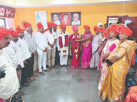 मालेगाव : दाभाडीच्या सरपंचपदी निवड झाल्यानंतर संगीता निकम यांचा सत्कार करताना ग्रामपंचायत सदस्य.