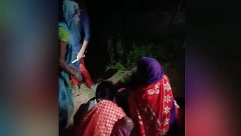 Delivery on Road : चक्क रस्त्यात टॉर्चच्या उजेडात करावी लागली प्रसूती, वाचा नेमके काय घडले?