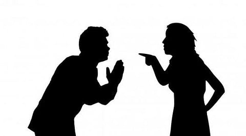 साडी ठरली भांडणाला कारण : शेजाऱ्याने बुक्कीने मोडले महिलेचे नाक