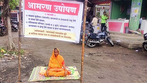 परभणी: विधवा लेकीसाठी आईचे दोन दिवसांपासून भरपावसात आमरण उपोषण