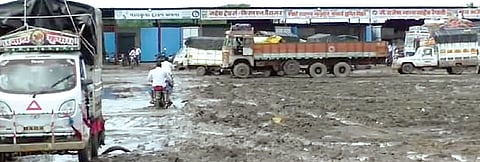 घोडेगाव कांदा मार्केट रुतलेय गाळात !  कोट्यवधी रुपयाचं उत्पन्न मिळूनही नेवासा तालुका बाजार समितीचे अक्षम्य दुर्लक्ष