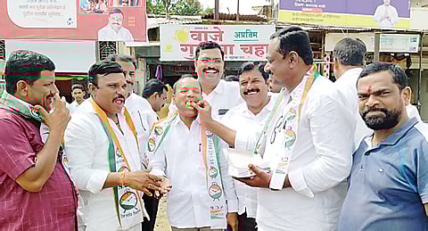 कर्जत : न्यायालयाची स्थगिती उठल्याने आतषबाजी राष्ट्रवादी काँग्रेस कार्यकर्त्यांचा जल्लोष