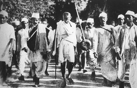 Mahatma Gandhi and satyagraha : स्‍वातंत्र्य चळवळीचे प्रमुख शस्‍त्र बनलेल्‍या ‘सत्‍याग्रह’ शब्‍द महात्‍मा गांधी यांना कसा सूचला?